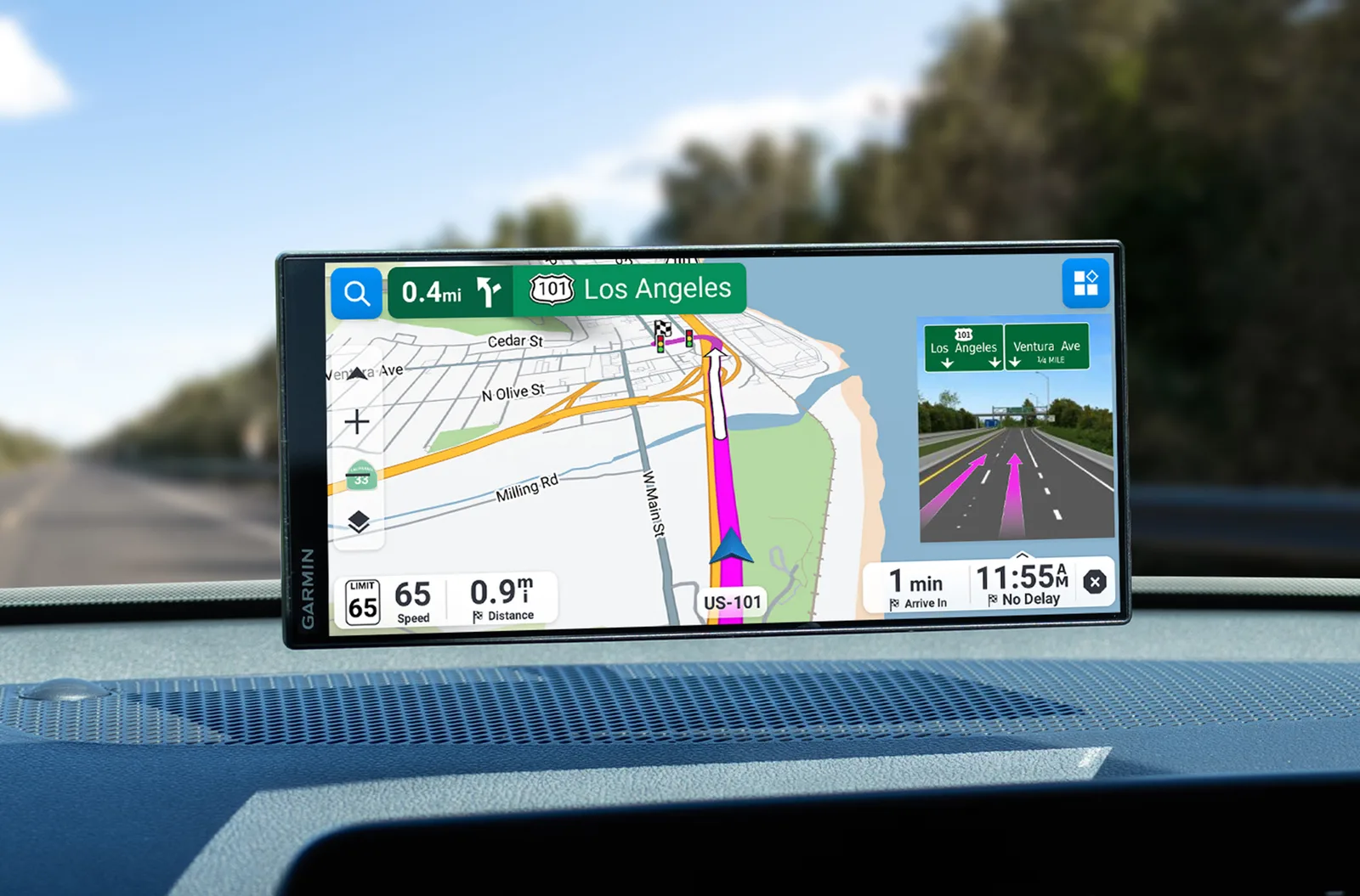 Navigator GPS Garmin Drive cu ecran ultralarg pe un drum