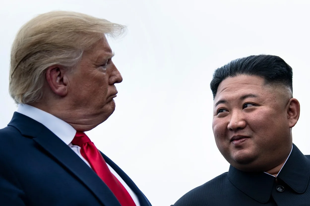 Donald Trump și Kim Jong Un discutând despre exercițiile militare comune.
