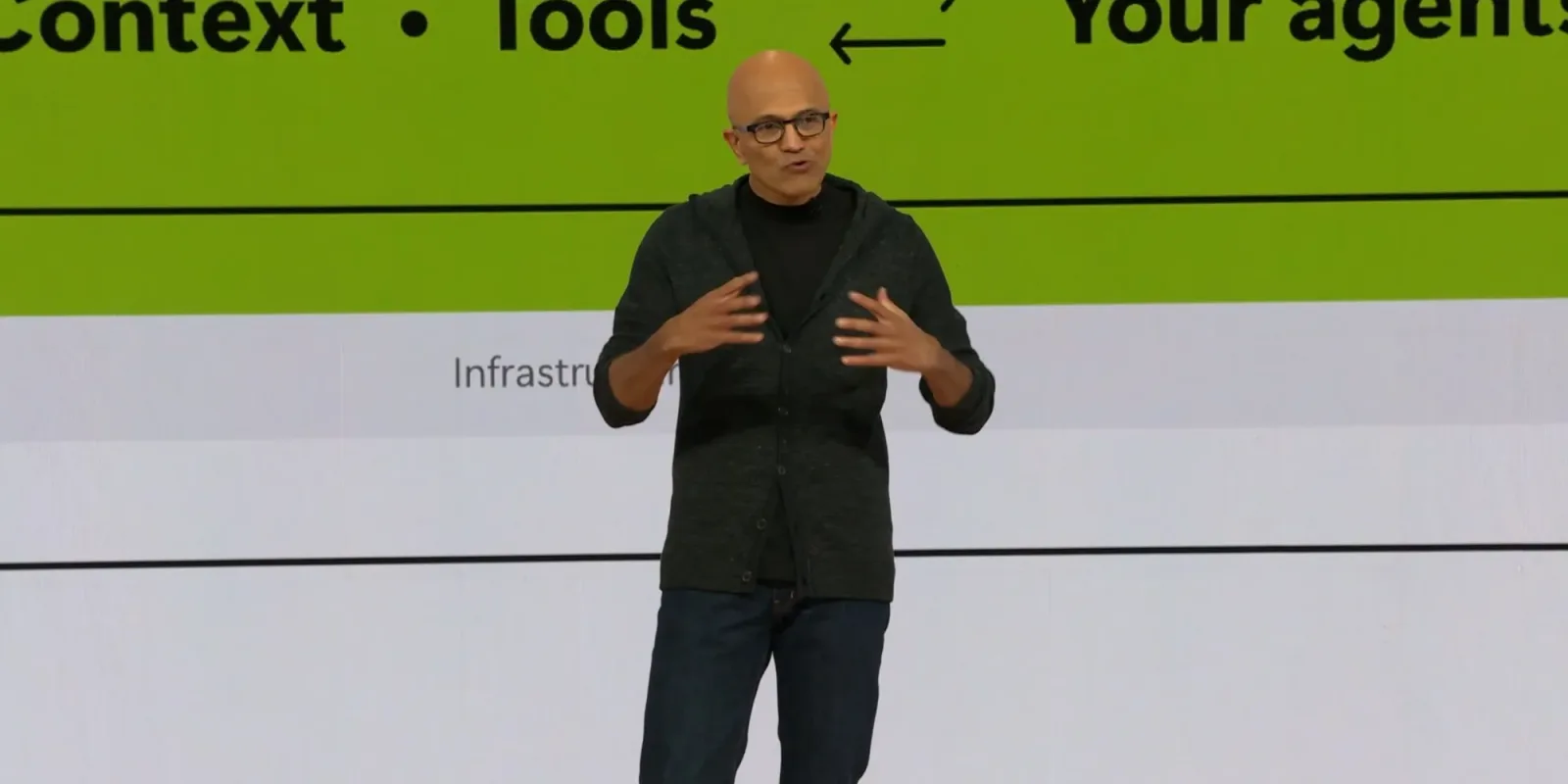 Satya Nadella discută despre tranziția către agenți AI la Microsoft Build.