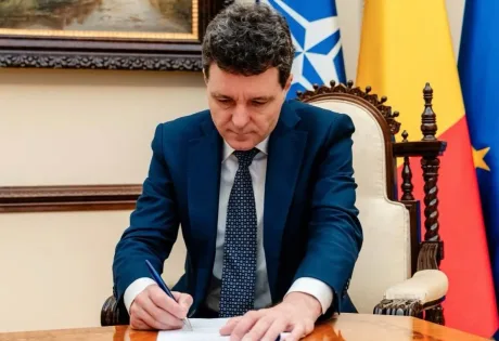 Nicușor Dan semnează un decret important în biroul său.