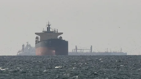 Vapor petrolier pe mare, simbolizând creșterea exporturilor din SUA.