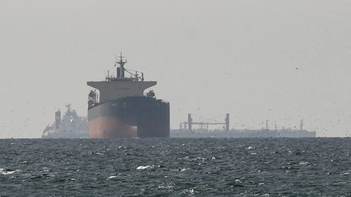 Vapor petrolier pe mare, simbolizând creșterea exporturilor din SUA.