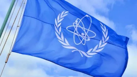 Steagul OIEA simbolizează cooperarea internațională în domeniul nuclear.