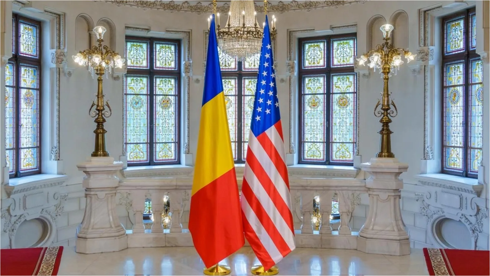 Steagurile României și SUA expuse într-un cadru elegant.