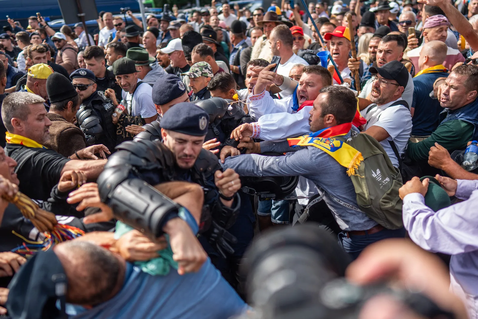 Protest intens în Piața Victoriei, cu tensiuni între participanți și forțele de ordine.