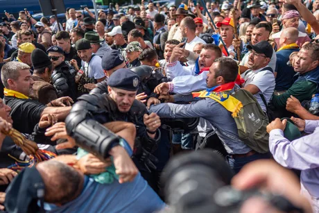 Protest intens în Piața Victoriei, cu tensiuni între participanți și forțele de ordine.
