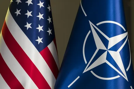 Steagurile SUA și NATO, simboluri ale alianței internaționale.