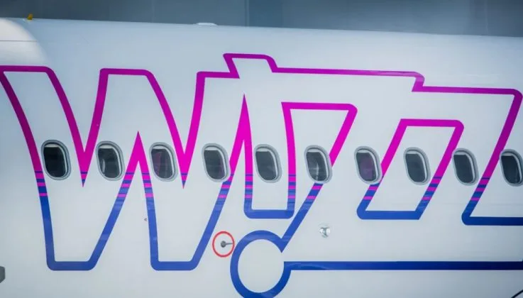Logo-ul Wizz Air pe un avion, simbolizând compania aeriană low-cost.