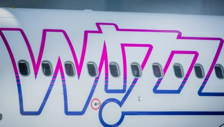 Logo-ul Wizz Air pe un avion, simbolizând compania aeriană low-cost.