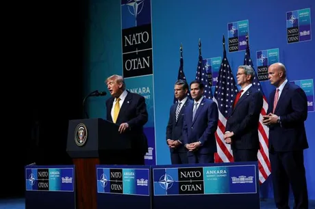 Donald Trump discută despre creșterea producției de arme în cadrul summitului NATO.
