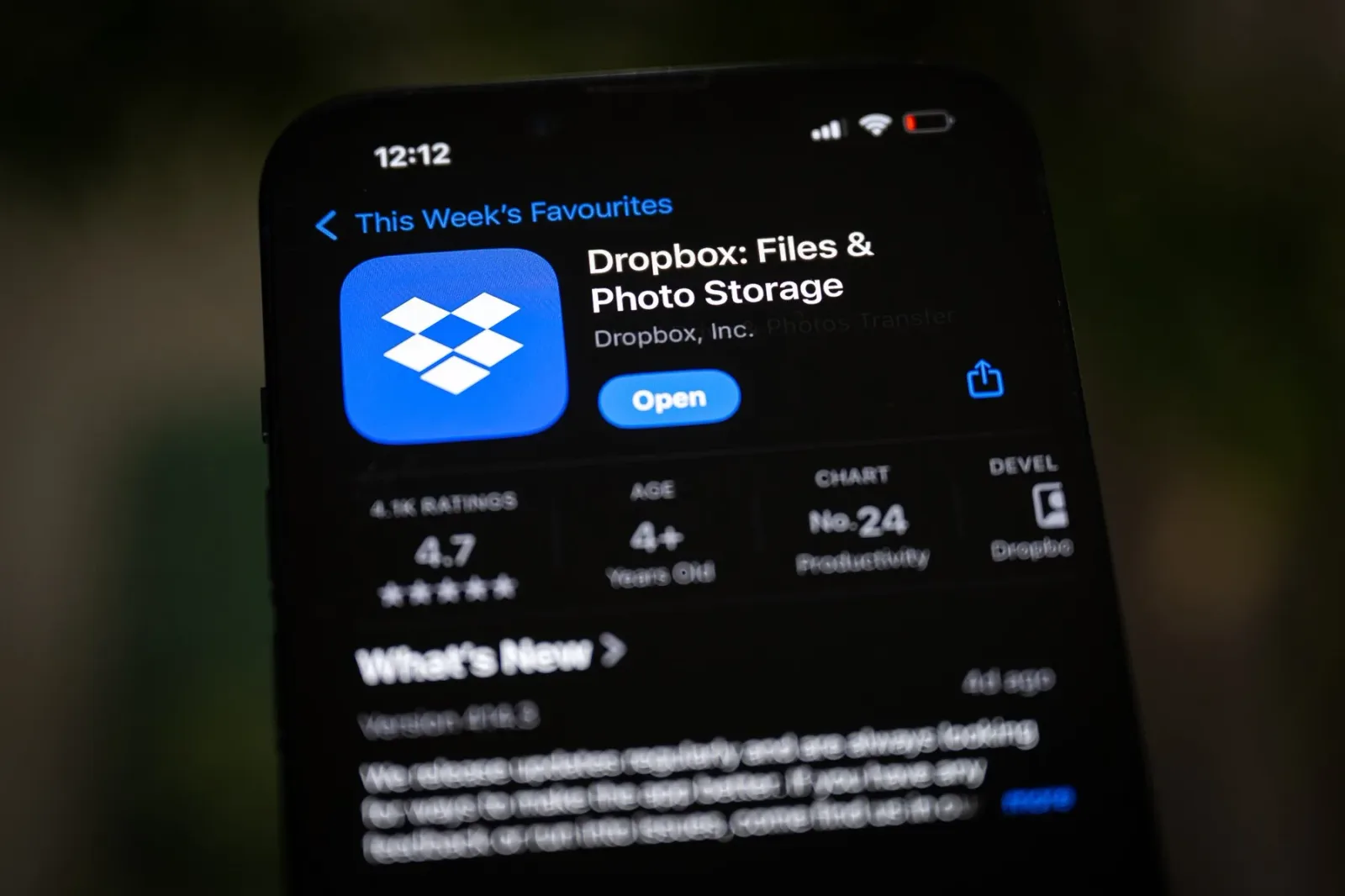 Aplicația Dropbox pe un telefon mobil, evidențiind riscurile de securitate.