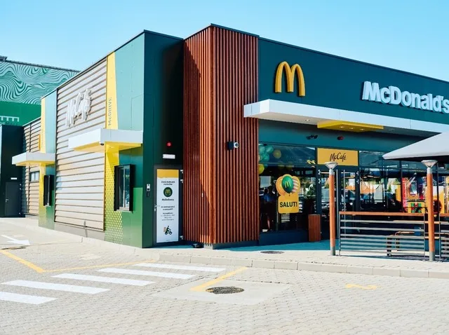 Nou restaurant McDonald’s în Craiova, cu terasă și loc de joacă.