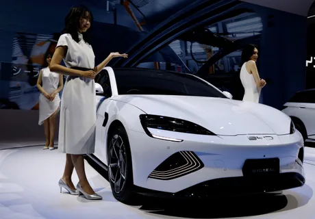 Prezentare a unui model electric BYD la un eveniment auto.