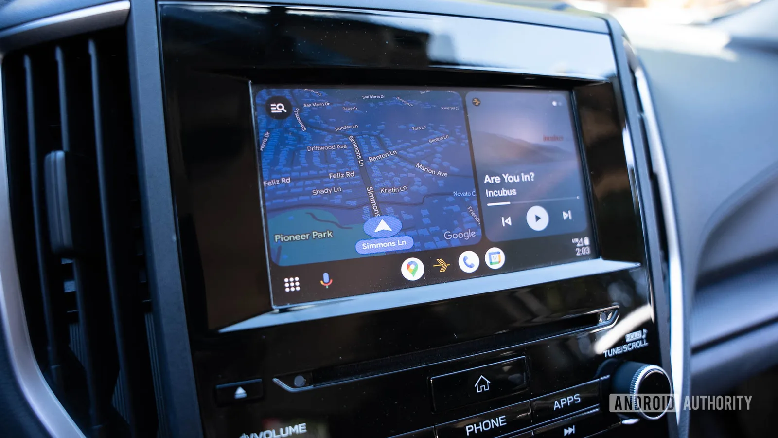 Ecranul Android Auto arată o navigație eronată în ocean.