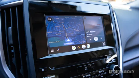 Ecranul Android Auto arată o navigație eronată în ocean.