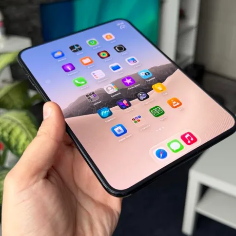 Un smartphone pliabil cu ecran deschis, arătând aplicații diverse.
