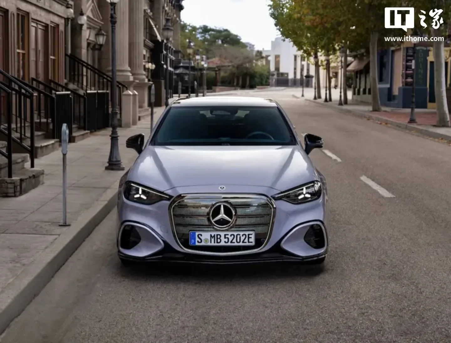 Mercedes-Benz Clasa C Electric pe o stradă urbană, design elegant.
