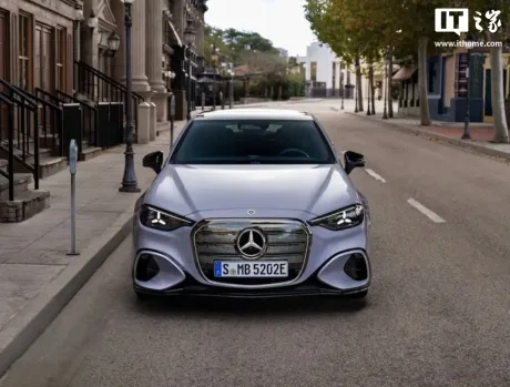 Mercedes-Benz Clasa C Electric pe o stradă urbană, design elegant.