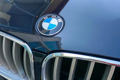 Logo-ul BMW pe o mașină, simbol al calității și inovației.