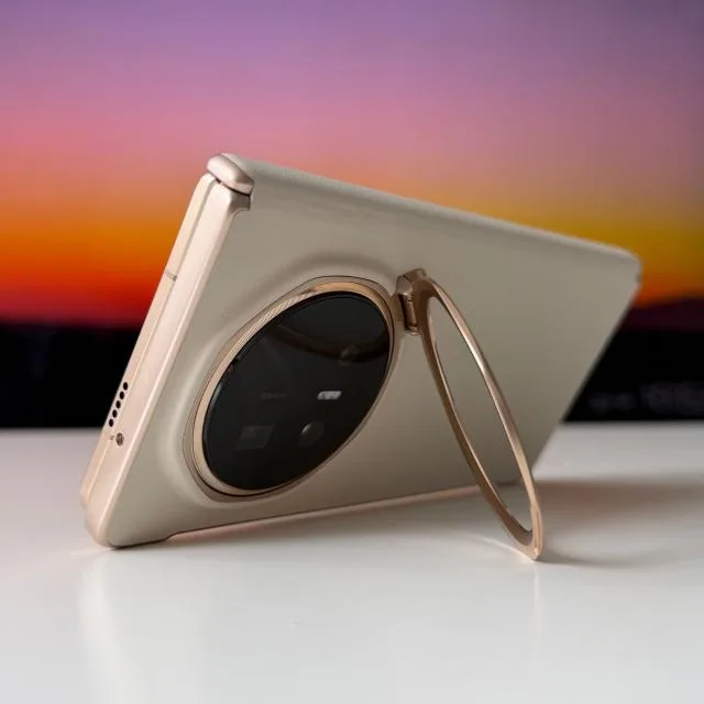 Telefon pliabil cu design elegant și specificații avansate de rezistență.