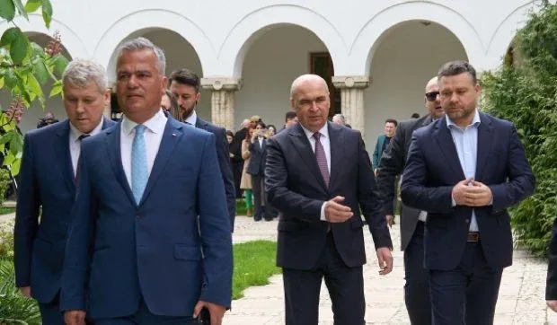 Liderii PNL discută despre viitorul partidului și posibile sancțiuni interne.