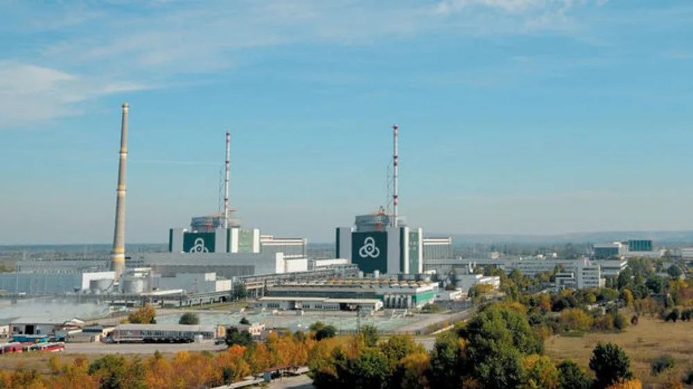 Centrala nucleară de la Kozlodui, cu reactoare funcționale, pe fundalul unui cer senin.