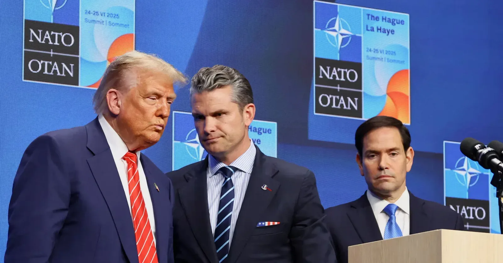 Donald Trump discutând despre NATO la summitul din Haga.