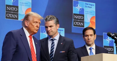 Donald Trump discutând despre NATO la summitul din Haga.