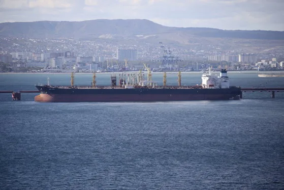 Nave de marfă ancorate în port, în așteptarea reluării traficului maritim.