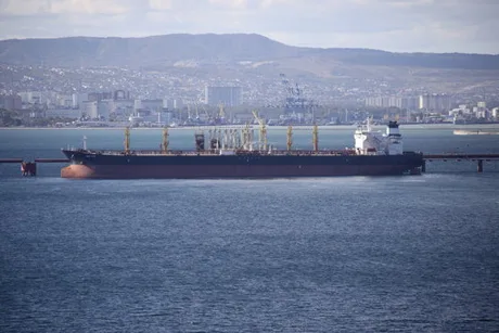 Nave de marfă ancorate în port, în așteptarea reluării traficului maritim.