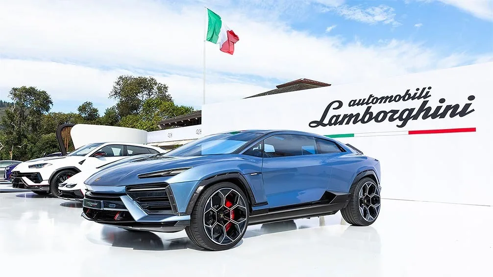 Lamborghini Lanzador expus la un eveniment auto, cu steagul Italiei în fundal.