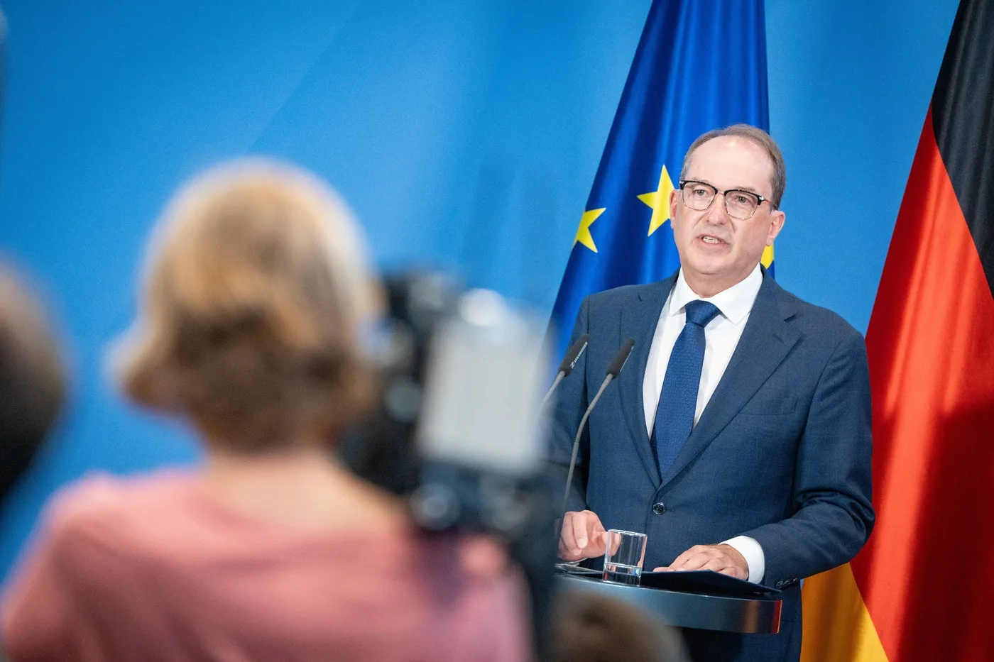 Ministrul de Interne discutând despre apărarea împotriva dronelor în Germania.