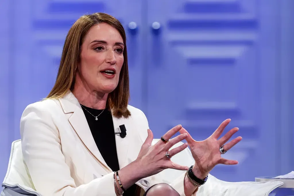 Roberta Metsola discutând despre schimbările climatice la Parlamentul European.