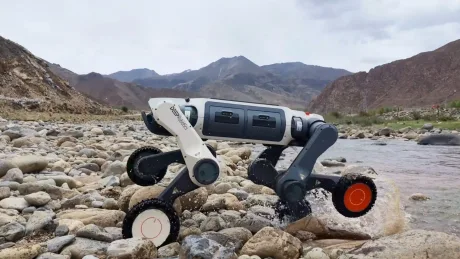 Câinele-robot Lynx M20S traversează un râu înghețat în condiții extreme.