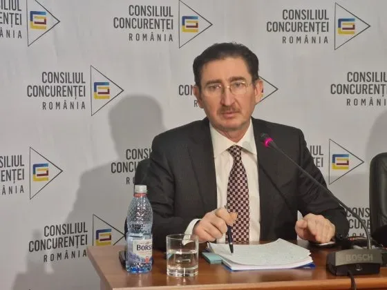 Reprezentant al Consiliului Concurenței discutând despre scumpirile la carburanți.