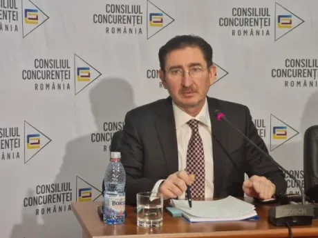 Reprezentant al Consiliului Concurenței discutând despre scumpirile la carburanți.