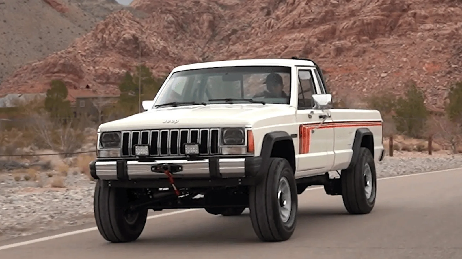 Jeep Comanche, un pickup compact cu design clasic, pe drum montan.