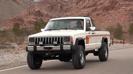 Jeep Comanche, un pickup compact cu design clasic, pe drum montan.