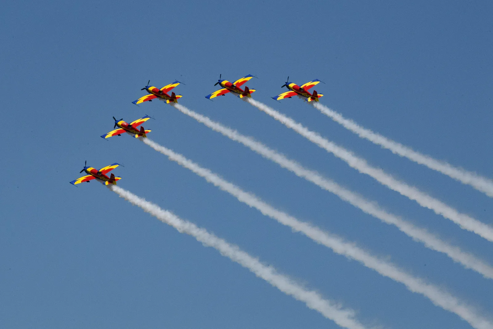 Spectacol aviatic cu aeronave de acrobație în zbor.