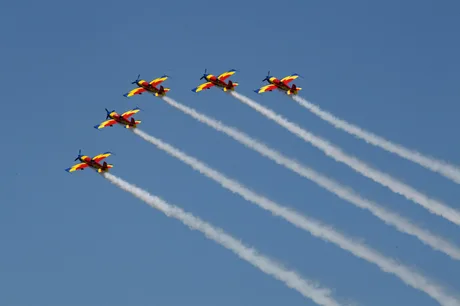 Spectacol aviatic cu aeronave de acrobație în zbor.