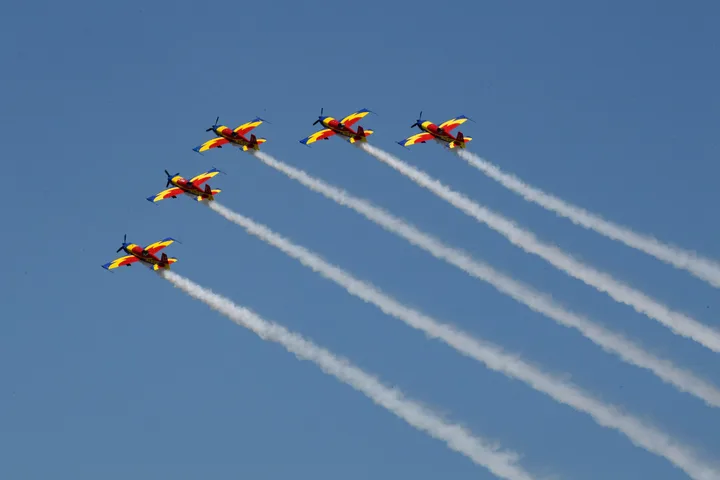 Spectacol aviatic cu aeronave de acrobație în zbor.