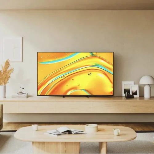 Televizor Bravia pe un suport modern, cu un design elegant.