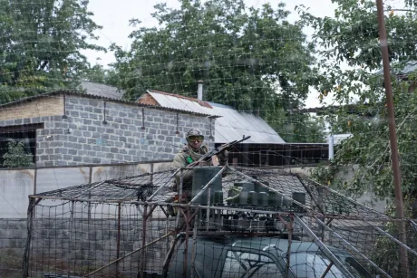 Soldat ucrainean pe un vehicul militar, pregătit pentru acțiune în Donbas.