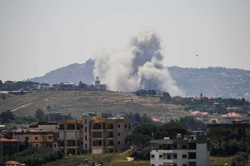 Fum și distrugeri în sudul Libanului după atacurile aeriene israeliene.