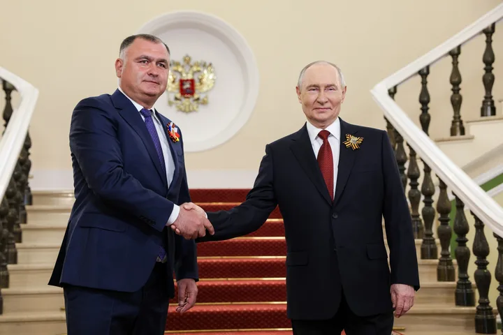Întâlnire oficială între lideri, simbolizând relații internaționale complexe.
