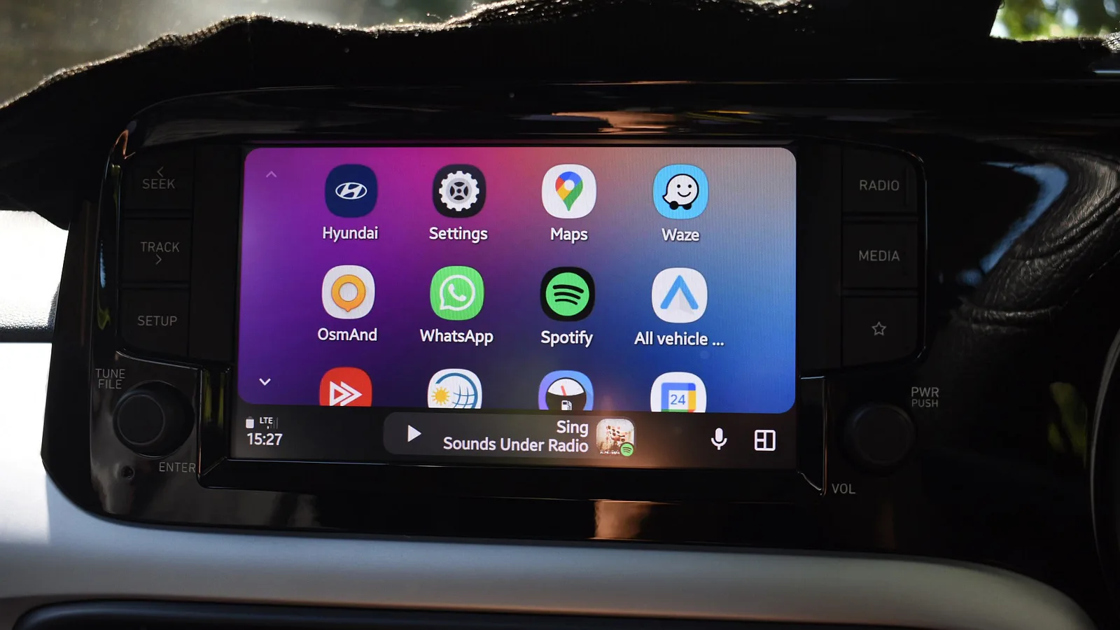 Interfața Android Auto cu aplicații disponibile pentru utilizatori în timpul condusului.