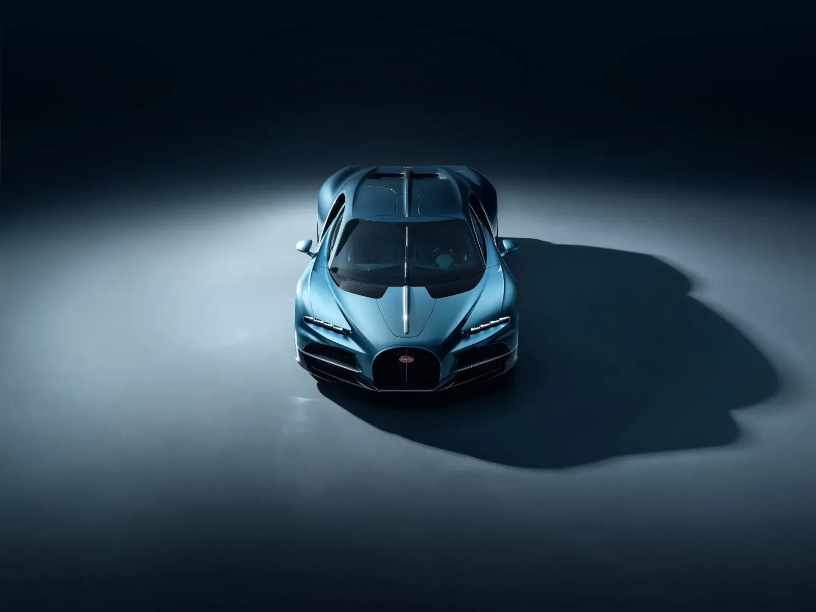 Un supercar Bugatti în lumina slabă, evidențiind designul său elegant și aerodinamic.