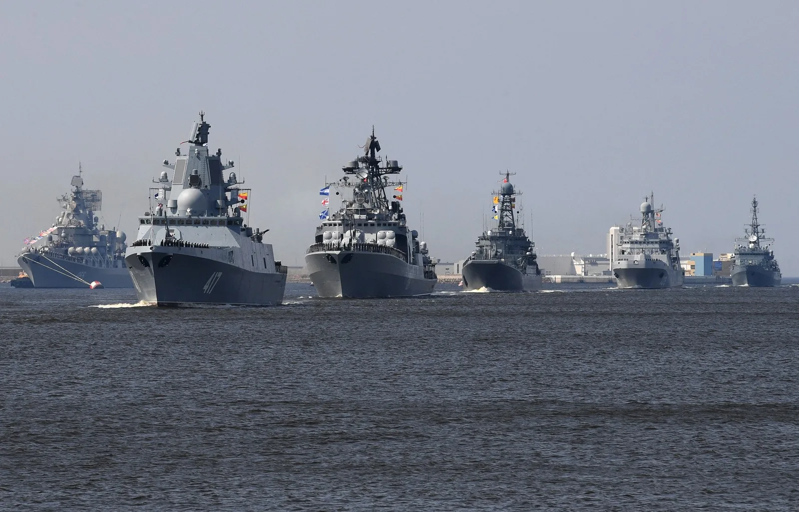 Nave de război navigând pe apă, fără paradă navală în Sankt Petersburg.
