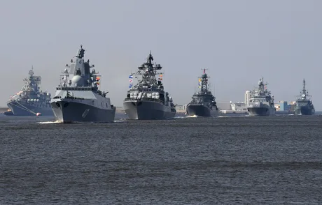 Nave de război navigând pe apă, fără paradă navală în Sankt Petersburg.