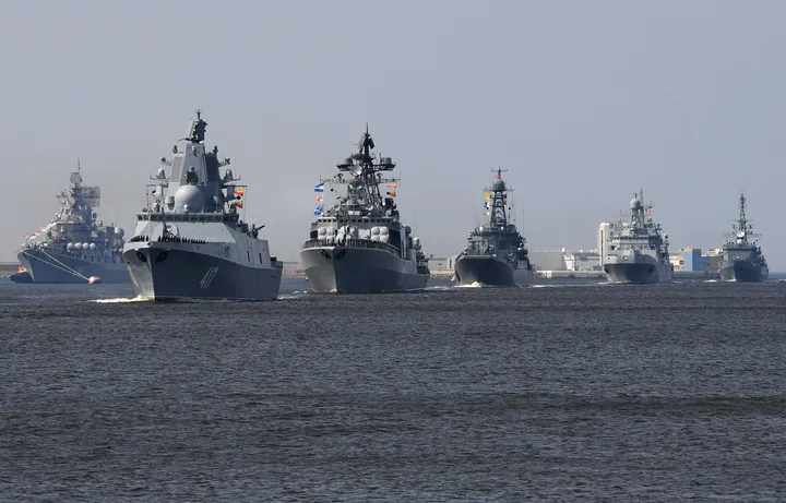 Nave de război navigând pe apă, fără paradă navală în Sankt Petersburg.